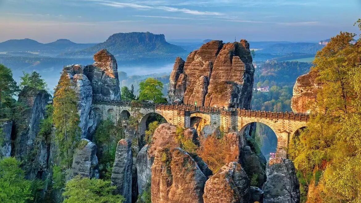 Urlaub in Deutschland: Die Bastei im Elbsandsteingebirge Die Bastei im Elbsandsteingebirge