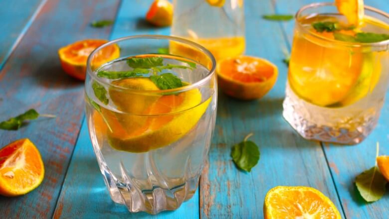 Wasser mit Orangengeschmack und Minze