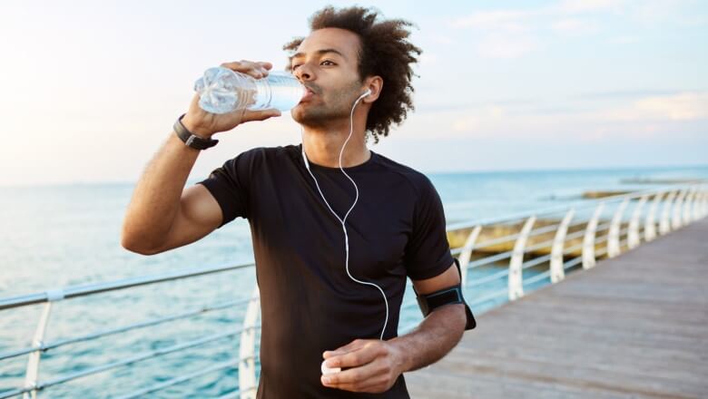 Wasser trinken: Beim Sport ausreichend Flüssigkeit aufnehmen