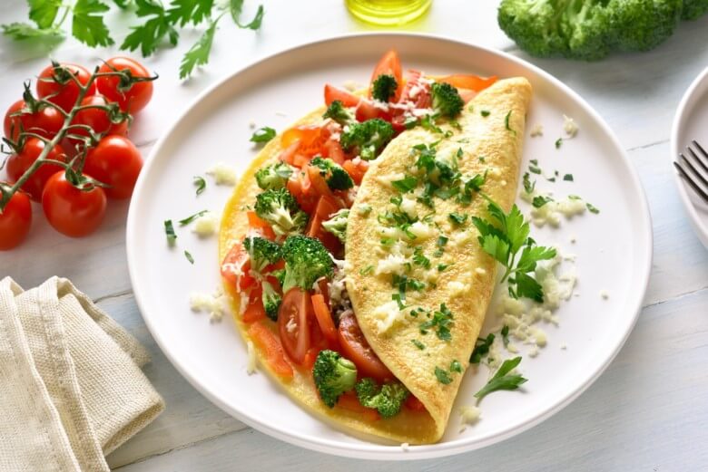 Eiweißreiches Frühstück: Omlett mit Tomaten