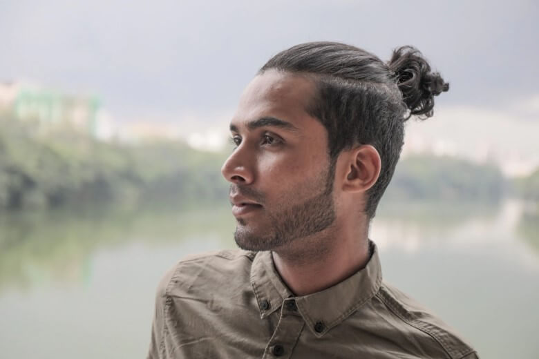 Styling des Man Bun bei Männern