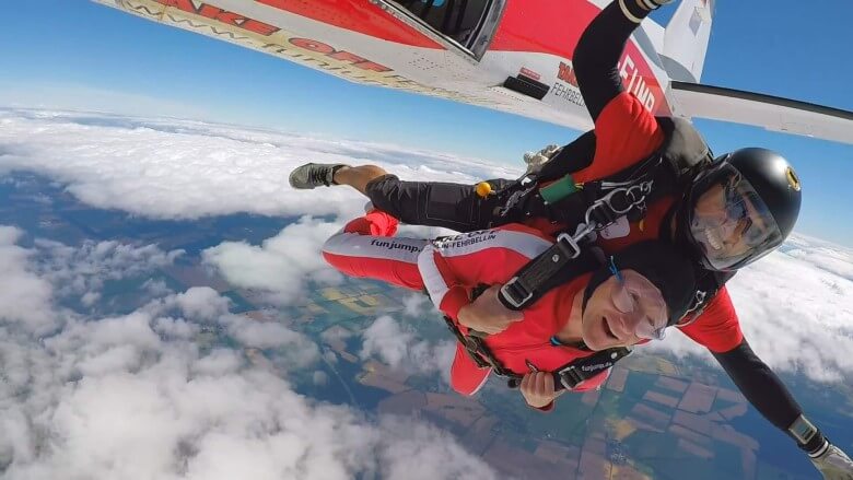 Adrenalin pur: Fallschirmsprung für Männer