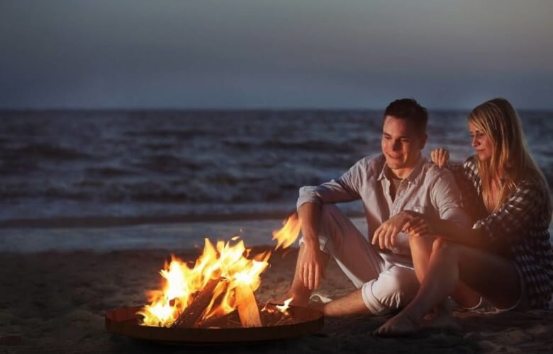 Erstes Date Ideen: Lagerfeuerromantik