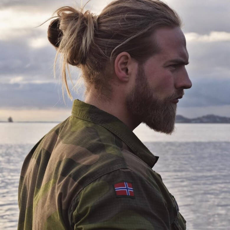 Langhaarfrisuren Männer: Der Man Bun