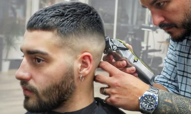 Barber schneidet einen French Crop mit Textur und sauberem Fade