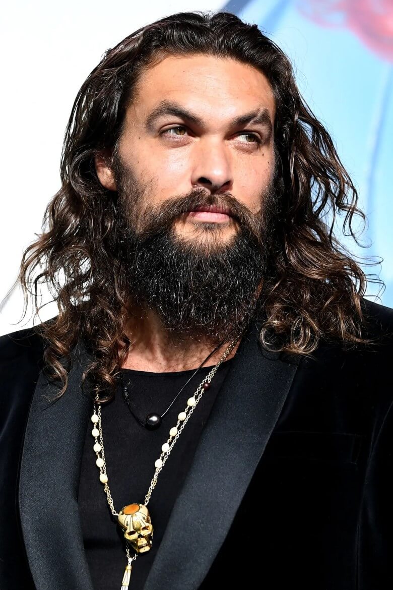 Hollywood-Star Jason Mamoa mit langen Locken