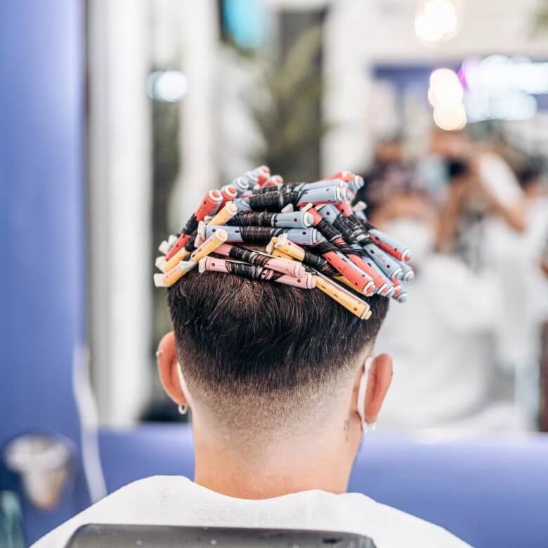 Dauerwelle selbst machen: Haare in Lockenwickler eindrehen