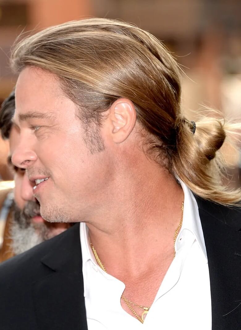 Brad Pitt auf der Oscar-Verleihung 2021 mit dem Man Bun