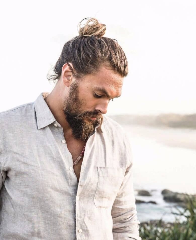 Männerfrisuren: Hollywood-Star Jason Mamoa mit dem Man Bun