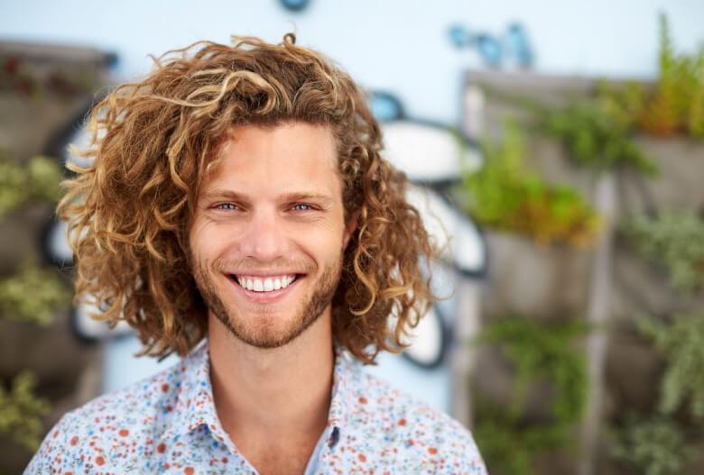 Diese Männerfrisuren sind 2023 IN: Der Surfer Look