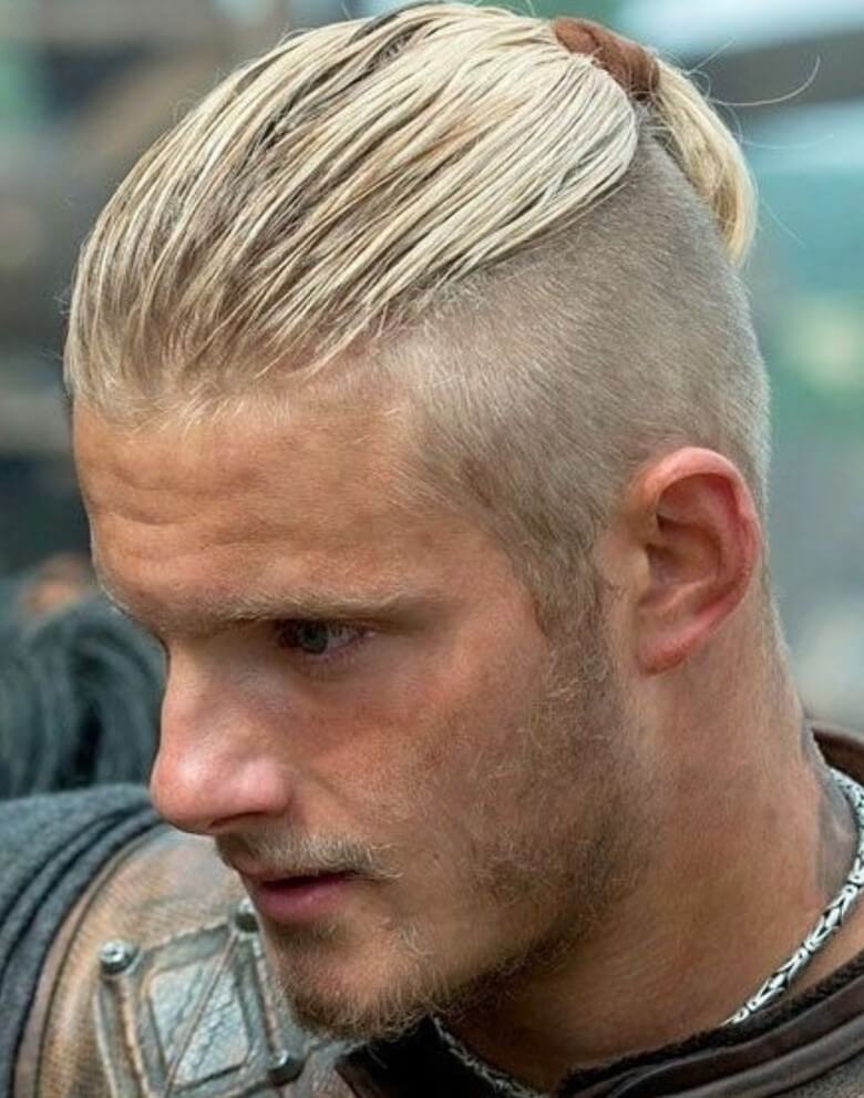 Männerfrisuren 2023: Top Knot aus Vikings