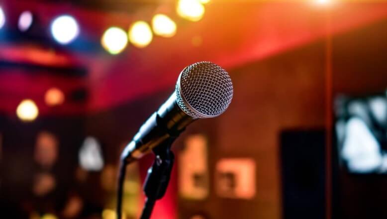 Date Ideen: Geht in eine Karaoke Bar