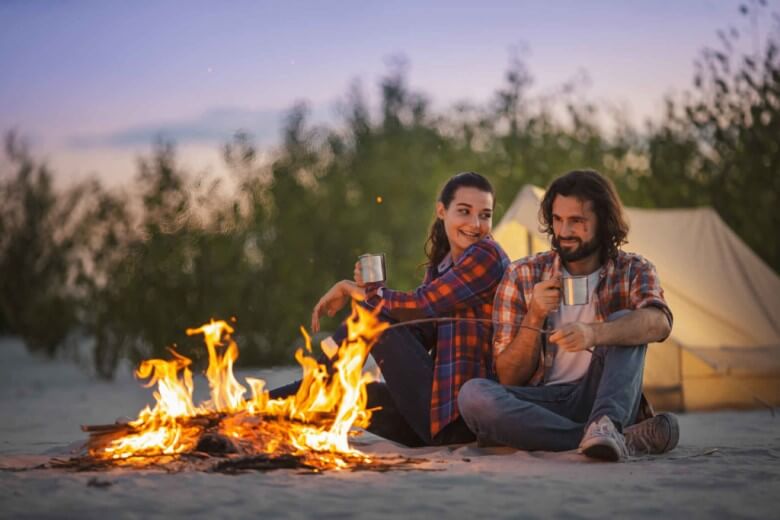 100 tolle Ideen für ein Date mit ihr: Romantisches Date am Lagerfeuer