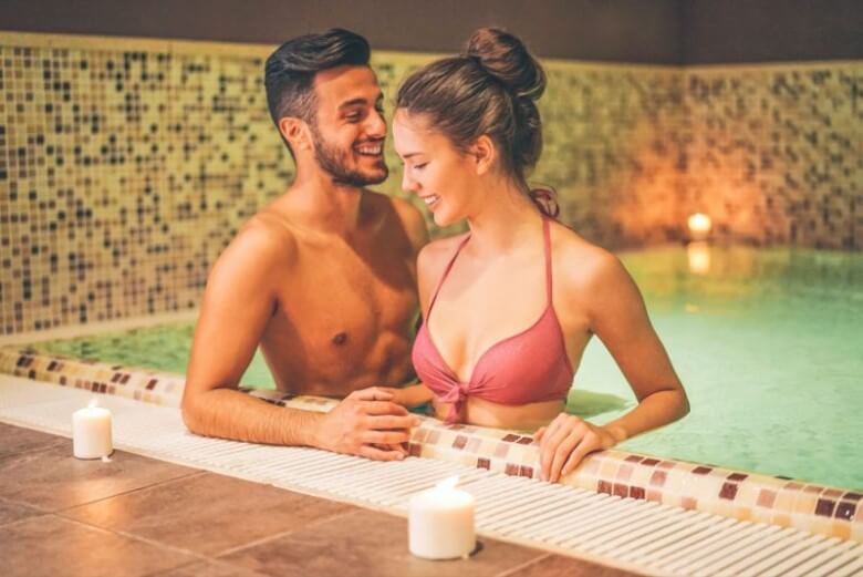 Erstes Date Ideen: Besuch einer Therme