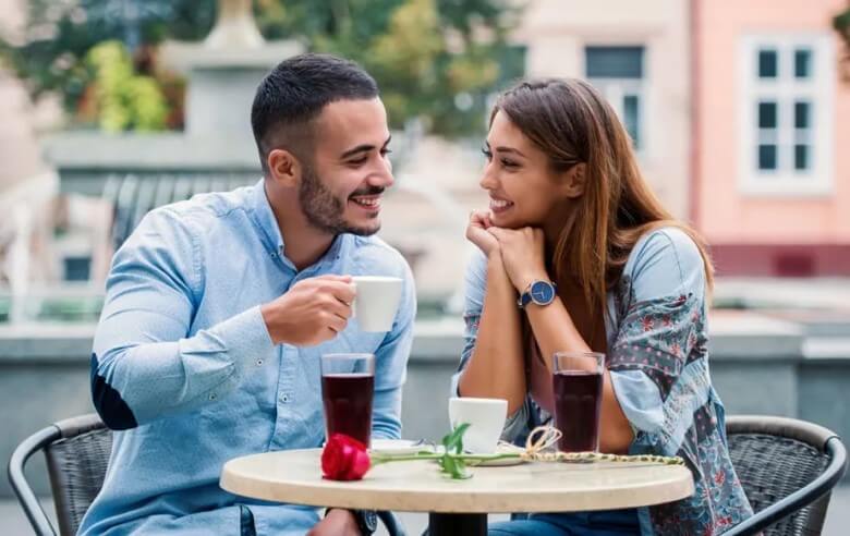 Die Körpersprache von Männern beim Frauen ansprechen