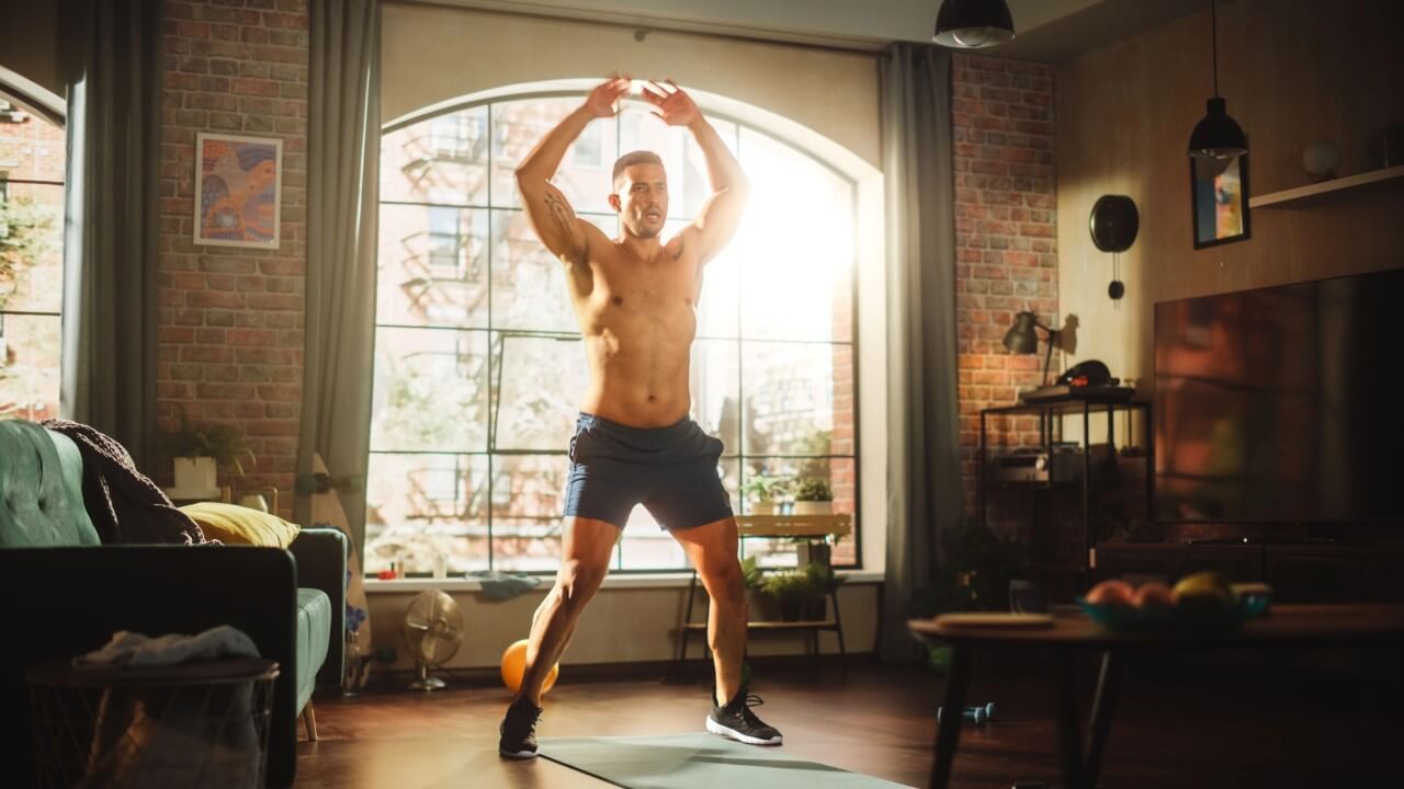 Jumping Jack: Aufwärmen und HIIT-Workout