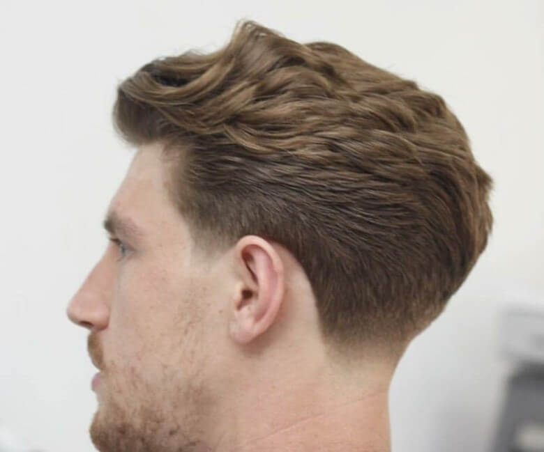 Der Low Fade mit kurzen, strukturierten Haaren