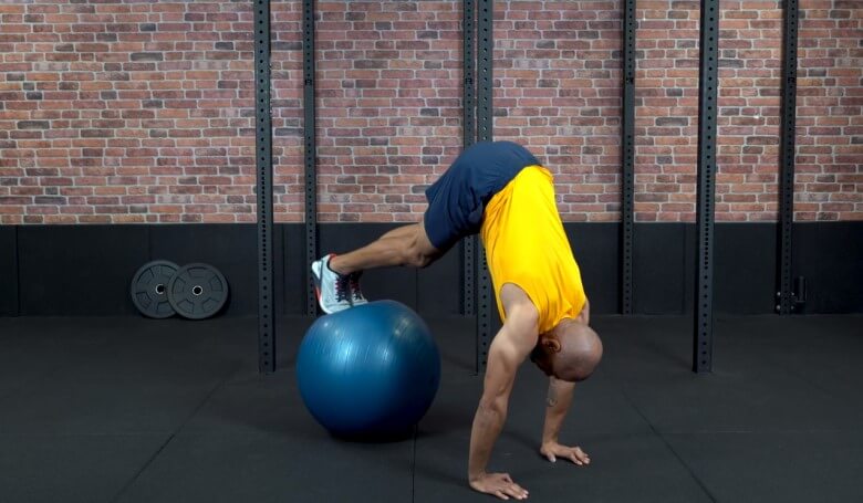 Untere Bauchmuskeln trainieren: Klappmesser mit Swiss Ball