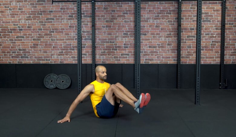 Untere Bauchmuskeln trainieren: V-Sitz mit Rudern
