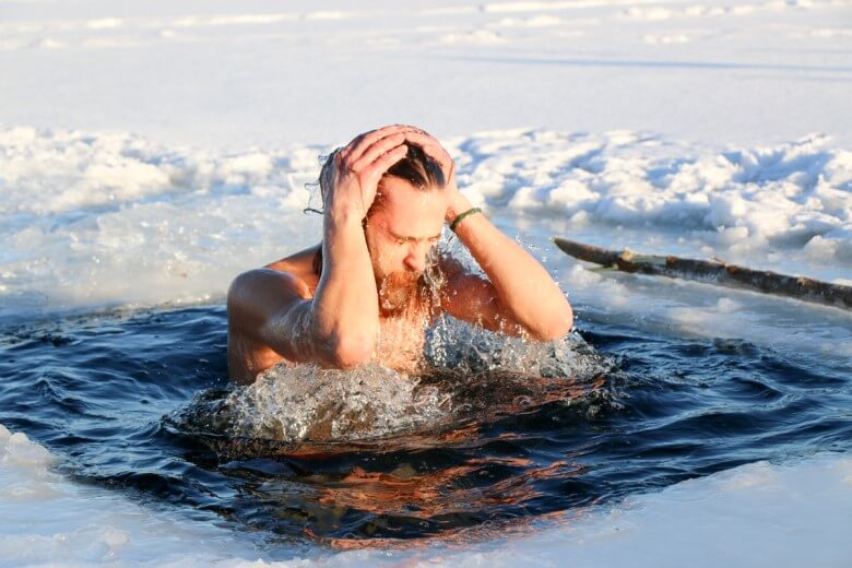 Kalt Duschen: Eisbad im See