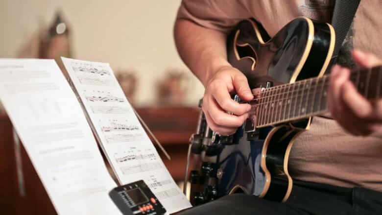 Hobbys finden: Gitarre spielen lernen