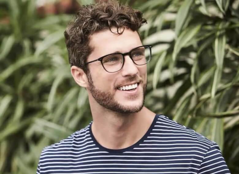 Männerfrisuren mit Brille: Lockige Haare zur Brille tragen