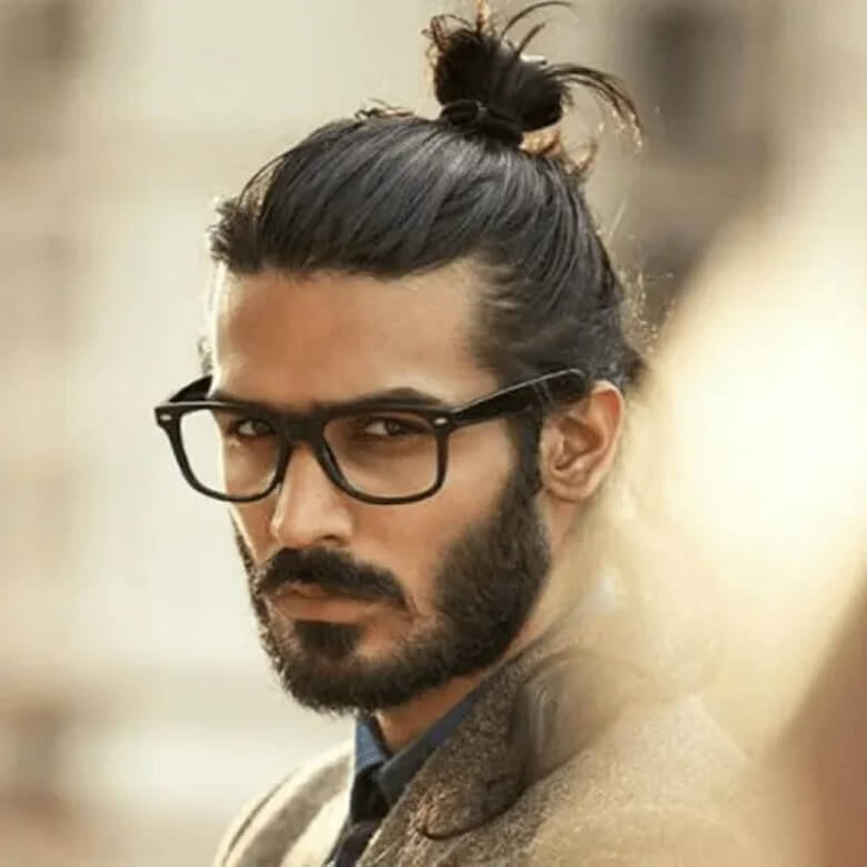 Der Man Bun mit Brille