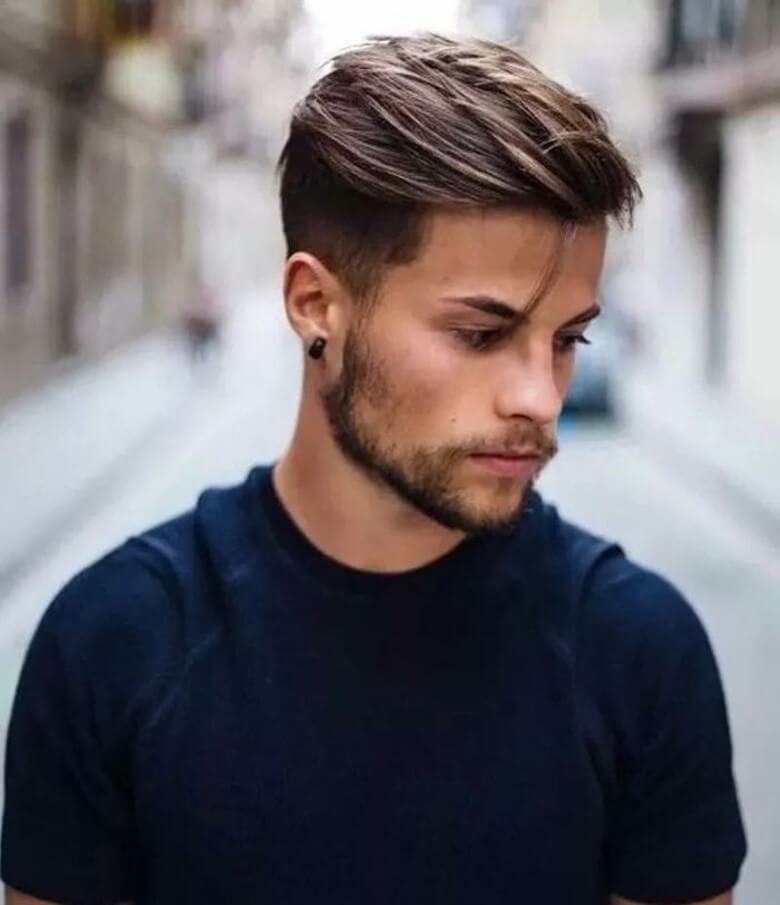 Kurze Männerfrisuren: Nach hinten gekämmte Haare