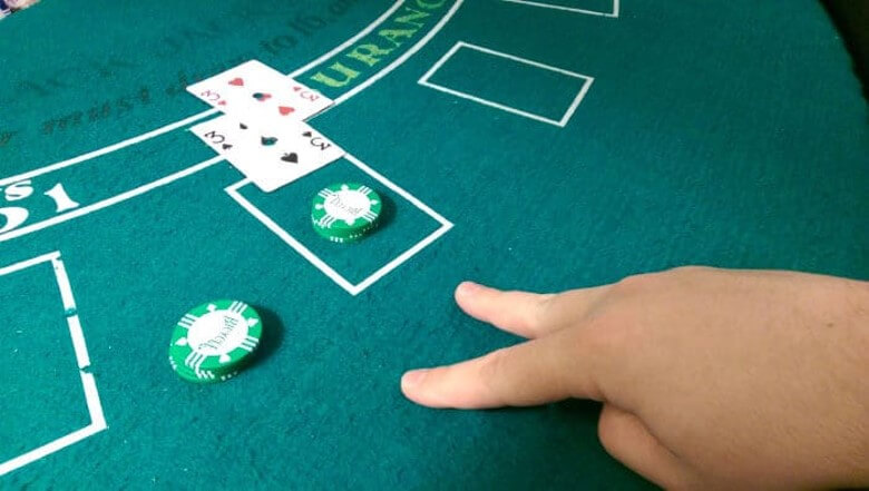 Handzeichen bei Teilen beim Blackjack