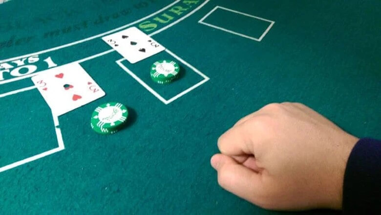 Blackjack Regeln: Handzeichen beim Teilen