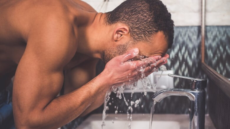 Hautpflege für Männer: Gesicht waschen