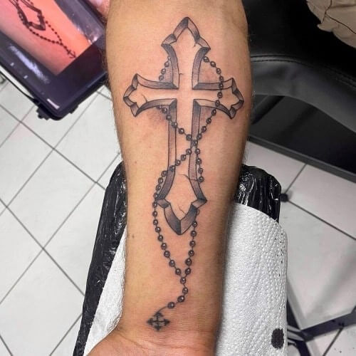 Tattoo Ideen für Männer 2024 - Kreuz-Tattoo