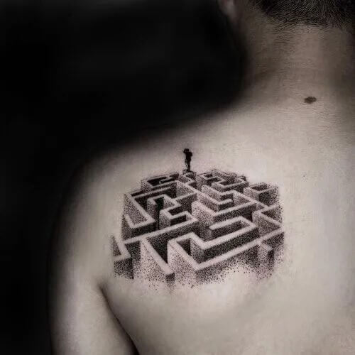 Ein Labyrinth als Tattoo auf der Schulter