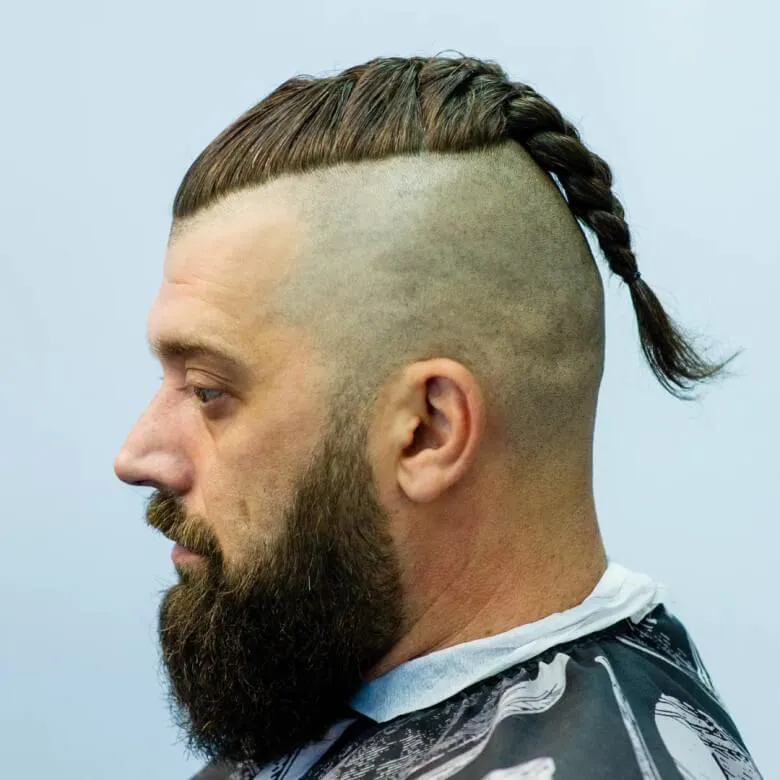 Wikingerfrisuren mittellang - Viking Crop mit Mini‑Braid