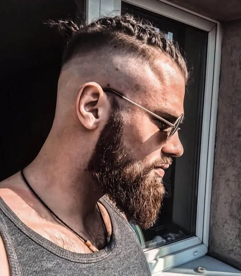 WIkingerfrisuren für Männer - Geflochtener Man Bun