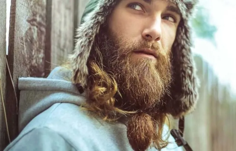 Wikinger Frisuren Männer - Offene Haare mit geflochtenem Bart