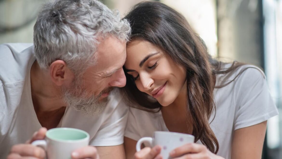 Wie Du als Mann jüngere Frauen erfolgreich daten kannst Jüngere Frauen daten - Tipps für Männer mittleren Alters