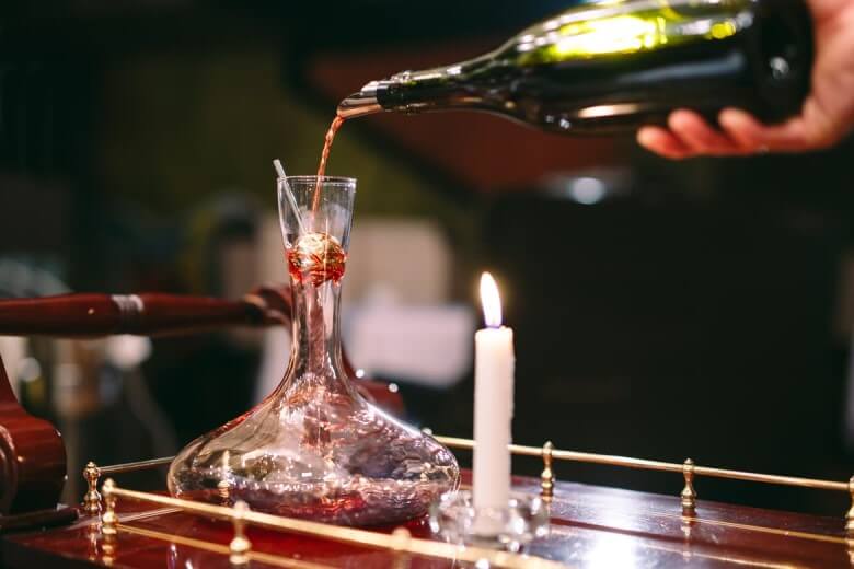 Wein dekantieren - Anleitung für Männer