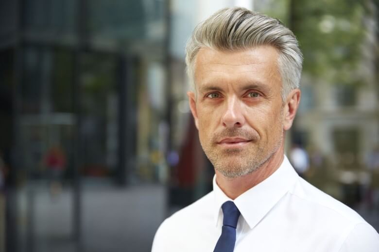 Der Short Pompadour sorgt für Volumen am Oberkopf, streckt optisch und lässt Männer ab 50 jünger und dynamischer wirken. Ideal bei dünner werdendem Haar und für einen modernen, eleganten Stil.