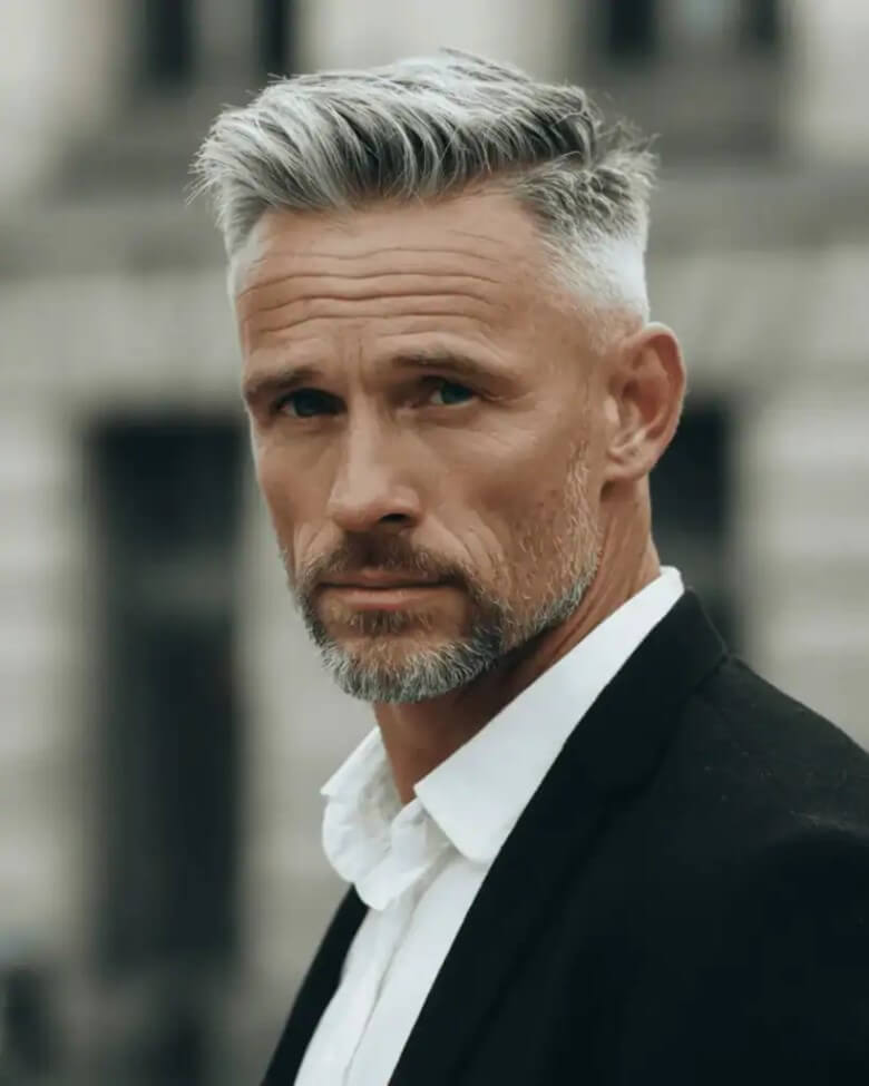 Der Silver Side Part kombiniert Eleganz und Klarheit. Der seitliche Scheitel bringt Struktur in graues Haar und lässt Männer ab 50 sofort gepflegt, souverän und stilvoll wirken.