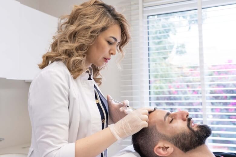 Hilfe gegen Schuppen durch einen Dermatologen