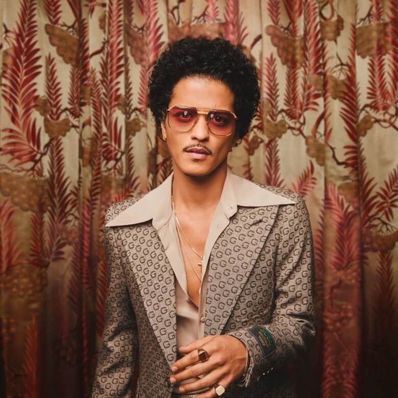 Sänge rund Produzent Bruno Mars mit Messy Quiff