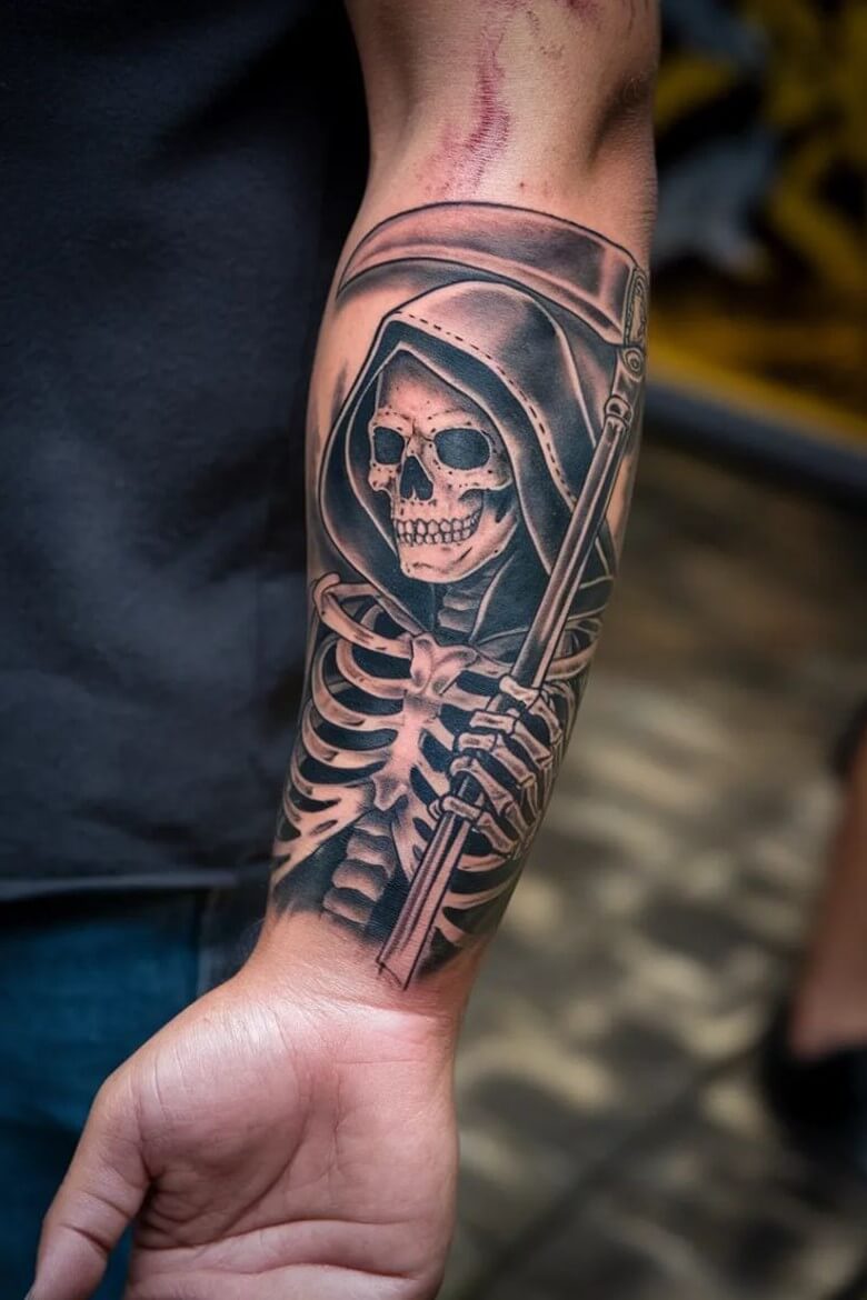 Totenkopf Tattoo auf dem Arm bei Männern