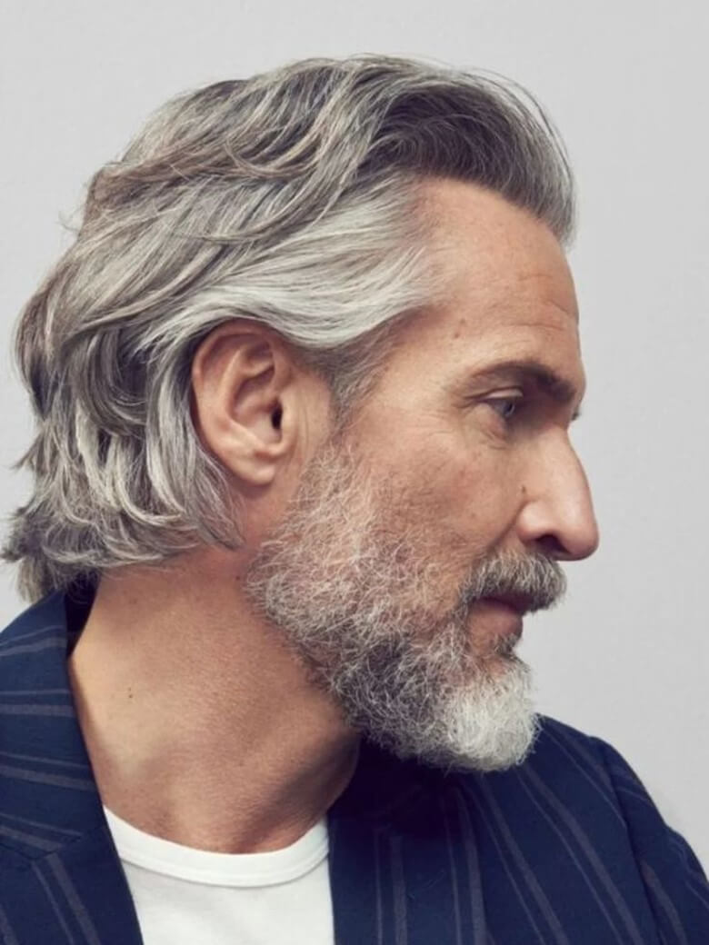 Mittellange Haarschnitte bei älteren Männern