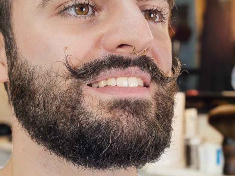 Bartstyle finden - Defined Moustache