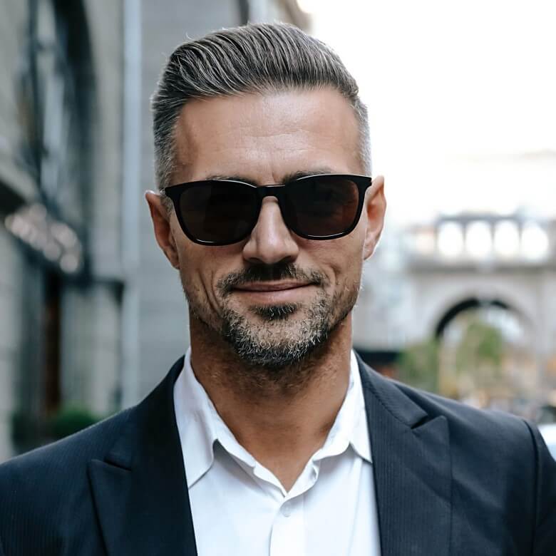 Graue Haare stylen mit Matt Paste