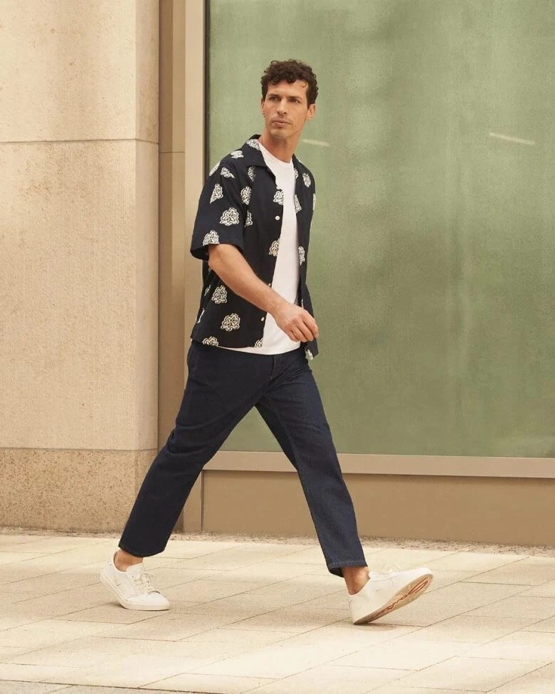 Weekend Look für Männer ab 40 mit T‑Shirt, Overshirt und dunkler Jeans