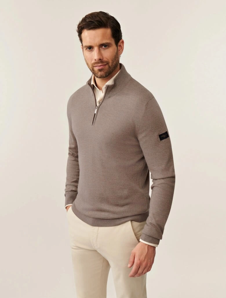 Stil ab 40: Mann trägt zeitloses Outfit in neutralen Farben