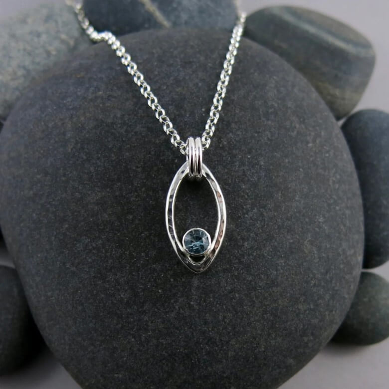 Minimalistische Edelsteine als Geschenk