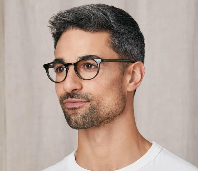 Männer-Kurzhaarfrisur passend zur Brille